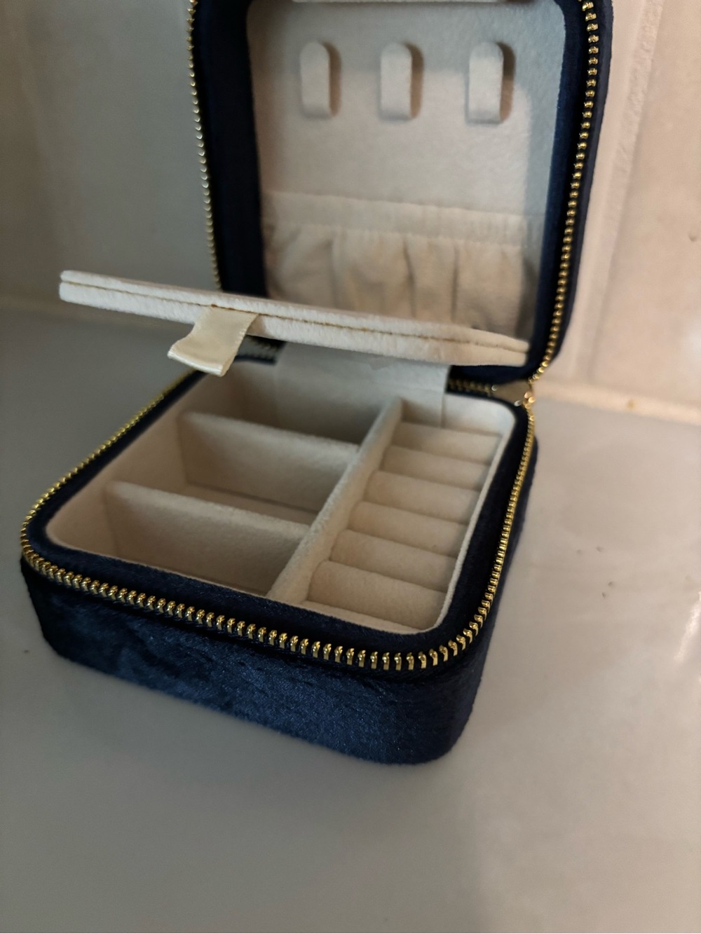 Benevolence LA Plush Velvet Jewerly Box - Travel Case Organizer with Mirror - Picture 11 of 11